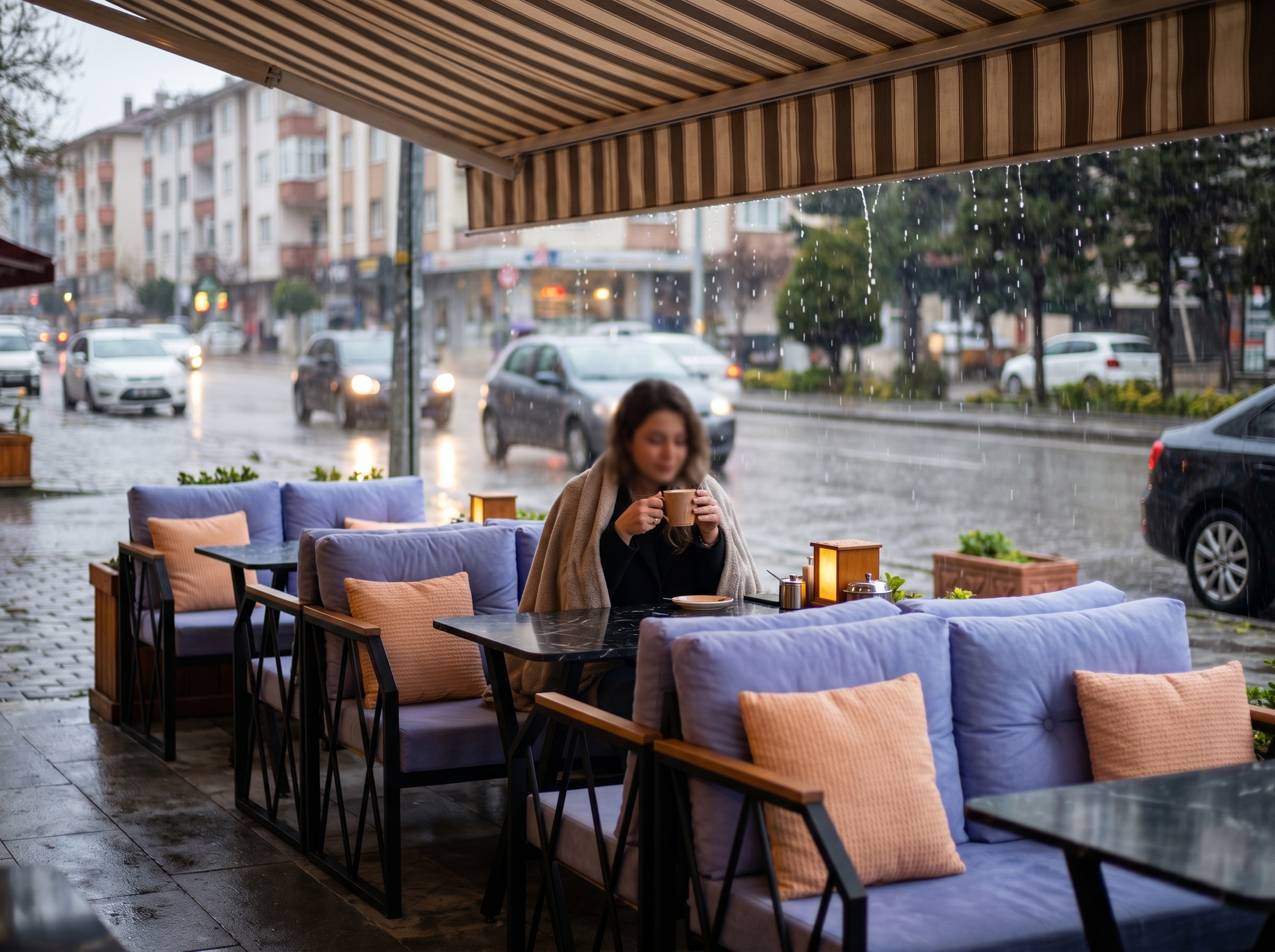 Kafeteryanın dış mekan veranda kısmındaki şık sedir oturma grupları